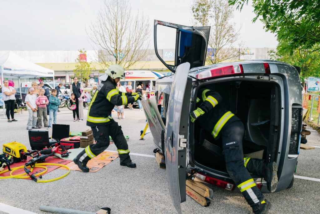 Feuerwehrleute öffnen das umgekippte Auto
