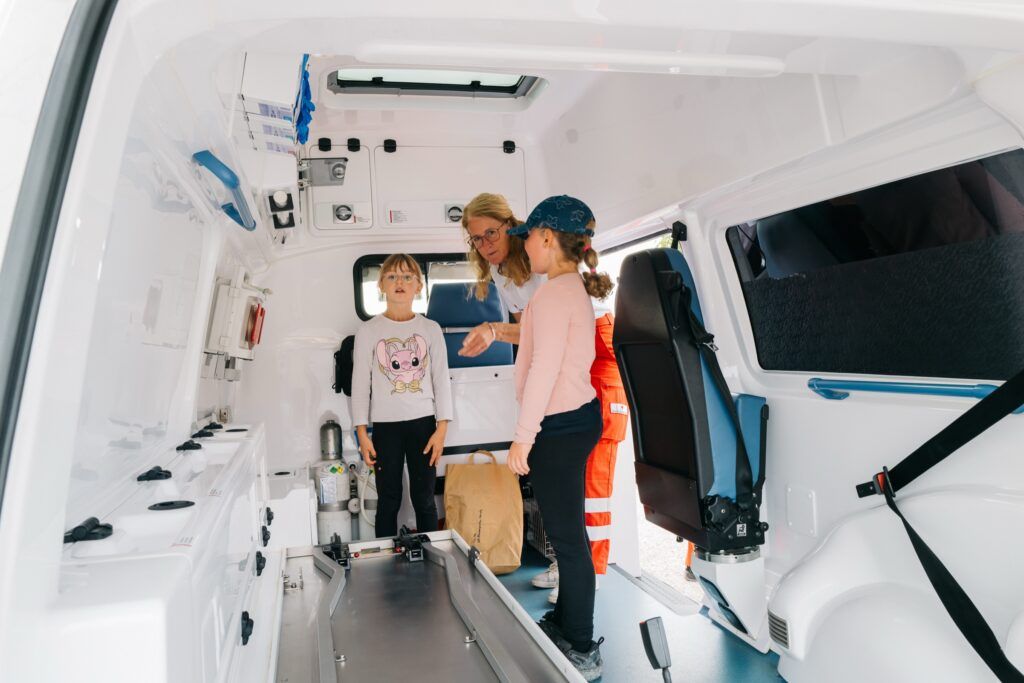 Zwei Kinder im Rettungsauto des Roten Kreuzes