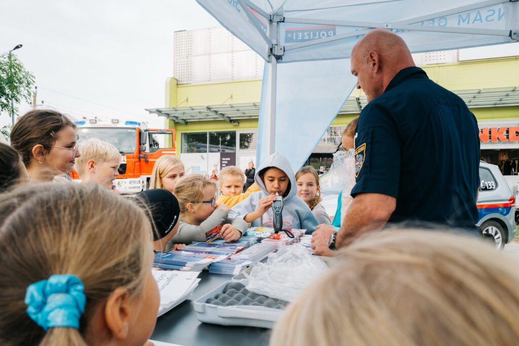 Schulkinder am Stand der Polizei
