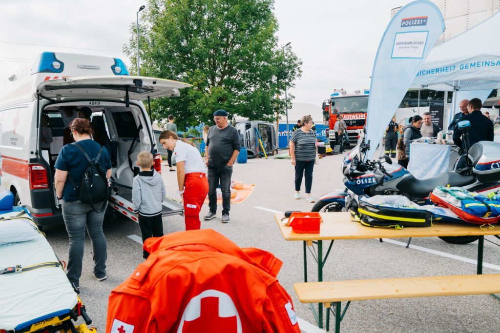 Besucher am offenen Rettungsauto des Roten Kreuzes