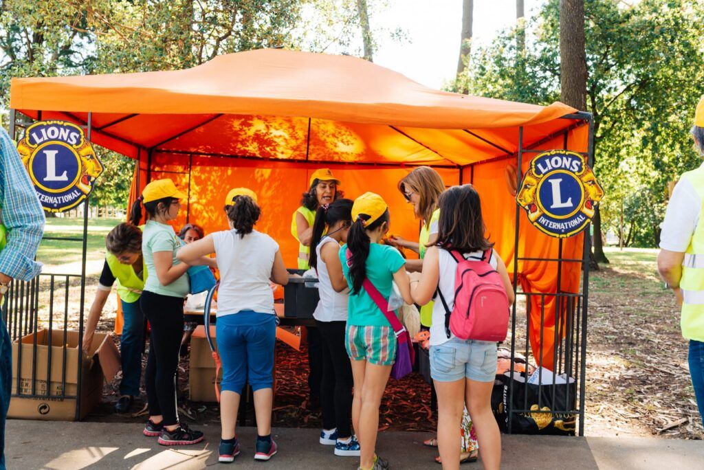Kinder am Stand der Lions im Park in Porto