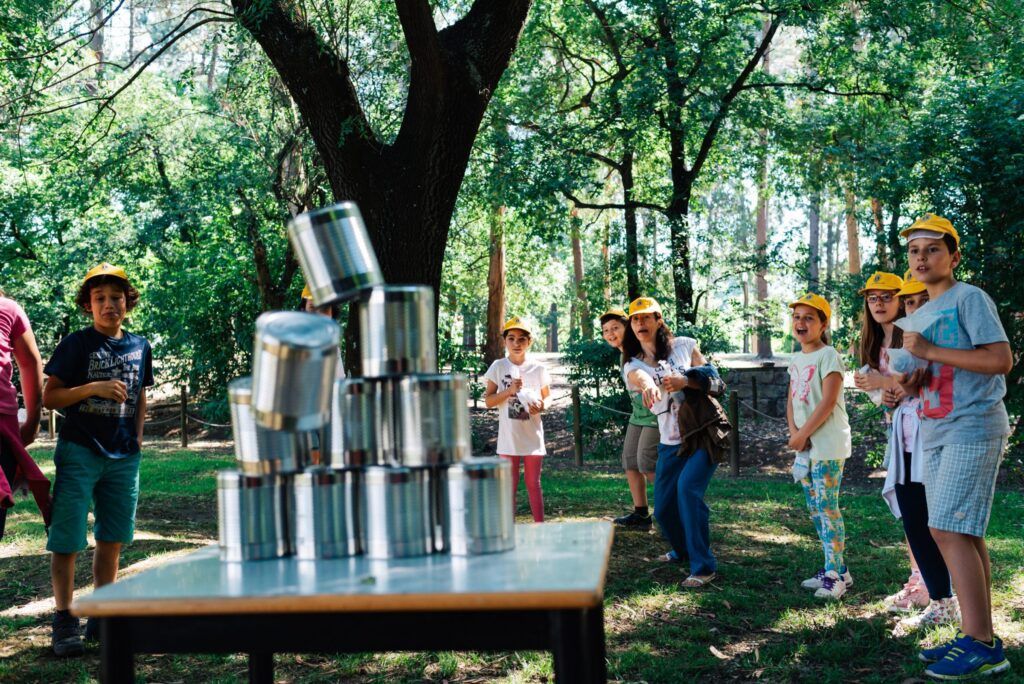 Kinder beim Dosenwerfen im Park in Porto