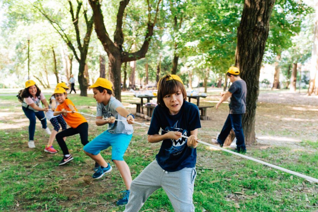 Kinder beim Seilziehen im Park in Porto