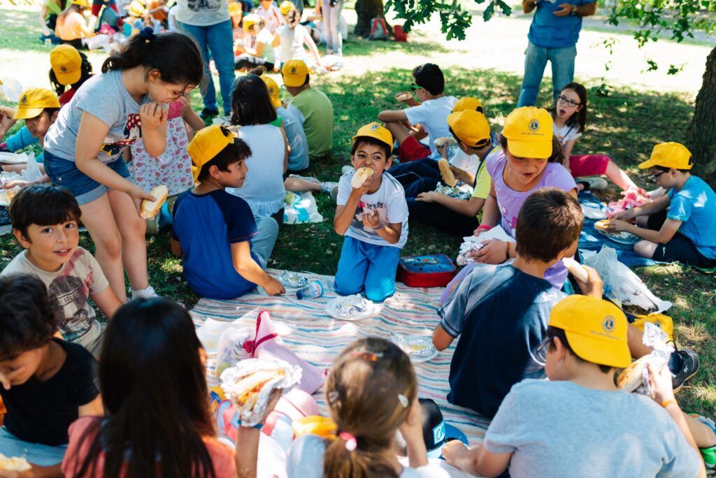 Schulkinder beim Picknick im Park in Porto